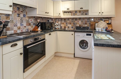 St. Martin Cottage | SWALLOW COTTAGE, pet friendly, with open fire in Mawgan-In-Meneage