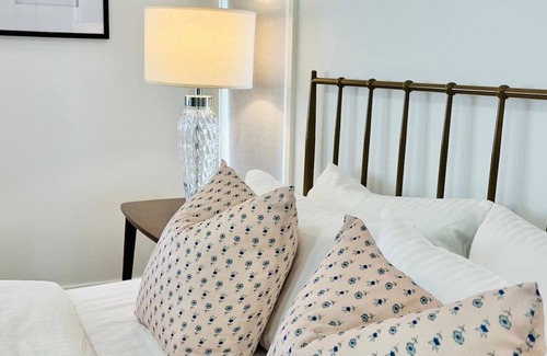 Charmhaven House | Swan Lake House - Waterfront Home