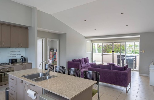 Mondayong Apartment | Swan Lake View House