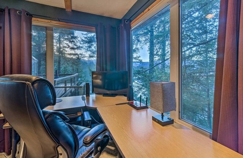 Seldovia House | Swanhouse. Waterfront home. Walk to trails!