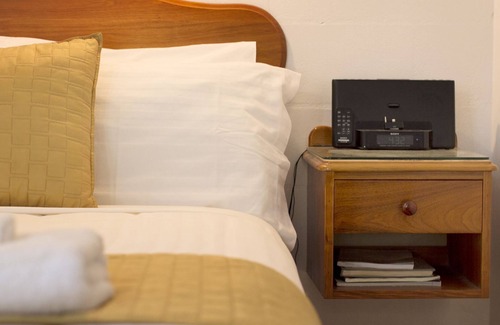 Swansea Cabin | Swansea - "Cottages" Studio Lodge Suites" in Sherbourne Lodge.