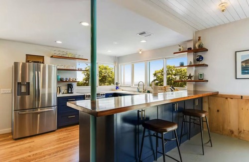 Johnson City Cabin | Sweeping Hill Country Views from "the Hilltop"