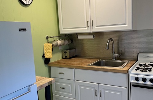 Saugerties Cottage | Sweet cottage on land with a creek - Now 50% off month-long rentals.