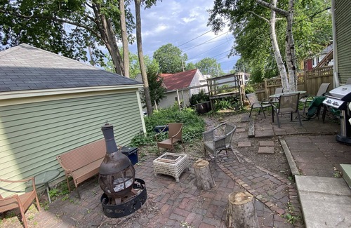 Whittier House | Sweet Retreat in the heart of Uptown close to the lakes.