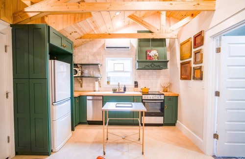 Cullman House | SweetSuiteCullman-couples retreat Cottage downtown blcks from warehouse district