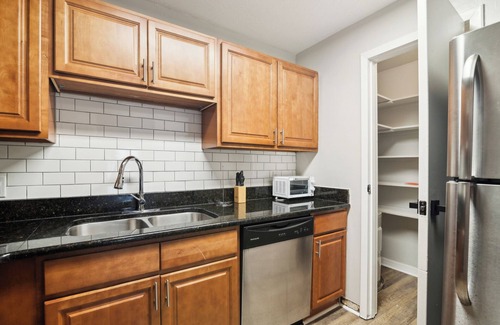 Gainesville Apartment | Sweetwater 24A I Beautiful 1Bd Apt I Free Parking