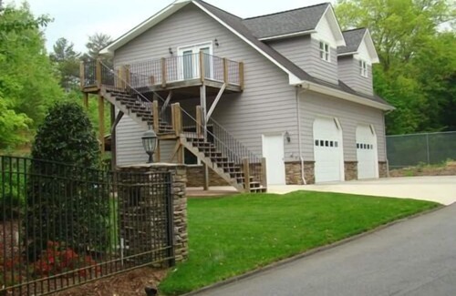 Lake Norman of Catawba Cottage | Swim, kayak or paddle board from our Beach!