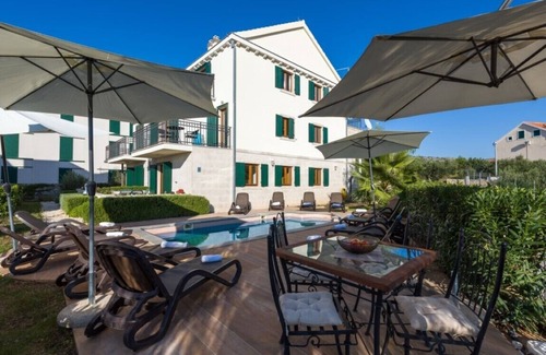 Cove Makarac (Milna) Apartment | Swimming pool Apartment Noa, 400m to beach