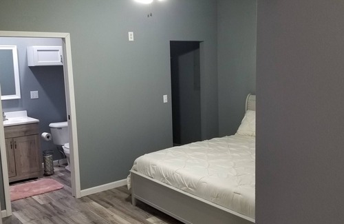 Medicine Lodge House | SwinHousing - Washington Suite, Sleeps 4