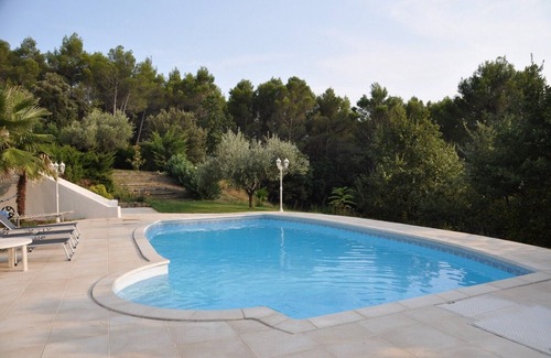 Draguignan Ski Chalet | T1bis/Chalet air-conditioned 30m², 2 pers swimming pool10x5m, pétanque court.