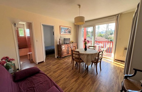 Cambo-les-Bains Apartment | T2 calme avec terrasse, parking privatif, cuisine équipée, centre de Cambo-les-Bains - FR-1-495-112