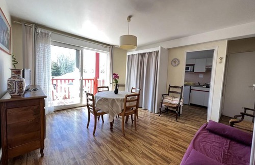 Cambo-les-Bains Apartment | T2 calme avec terrasse, parking privatif, cuisine équipée, centre de Cambo-les-Bains - FR-1-495-112
