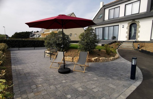 Batz-sur-Mer Apartment | T3 - Ocean view, waterfront, garden and sea-view terrace, free parking.