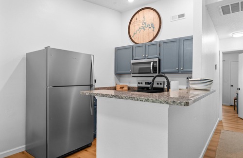 Kimberling City House | Table Rock Lake Access-Upgraded Bungalow-Free Attraction Tickets-Cmty Pools, Mini Golf, Pickleball