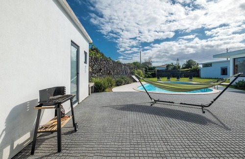 Ponta Delgada House | Table Top - Swimming pool with family and friends
