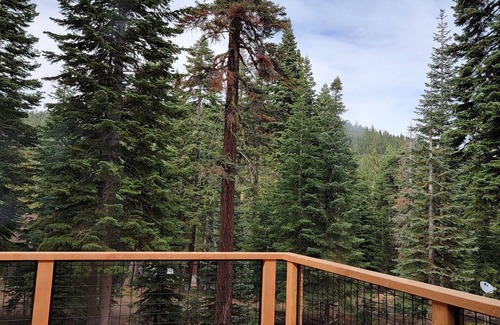 Kingswood Estates Cabin | Tahoe charm - short distance from skiing and Lake Tahoe!