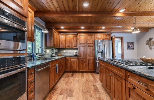 Carnelian Woods House | Tahoe Dreamer by Tahoe Getaways - Pet Friendly 4 BR Gated Home + Walk to Lake!