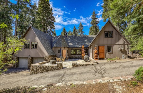 Carnelian Woods House | Tahoe Dreamer by Tahoe Getaways - Pet Friendly 4 BR Gated Home + Walk to Lake!
