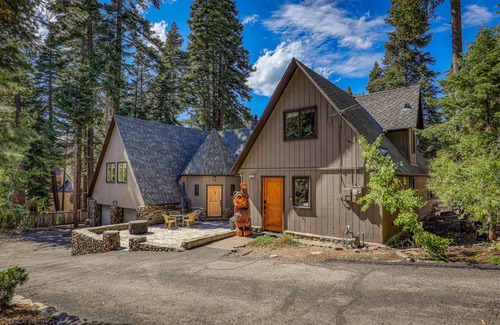 Carnelian Woods House | Tahoe Dreamer by Tahoe Getaways - Pet Friendly 4 BR Gated Home + Walk to Lake!