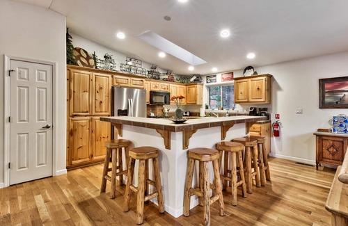 Pioneer Trail House | Tahoe Themed 3 Bedroom (plus bonus) Tahoe Paradise Home