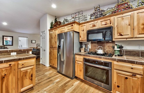 Pioneer Trail House | Tahoe Themed 3 Bedroom (plus bonus) Tahoe Paradise Home