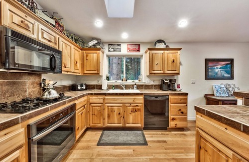 Pioneer Trail House | Tahoe Themed 3 Bedroom (plus bonus) Tahoe Paradise Home