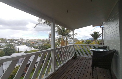 Hauraki House | Takapuna Centre 3B & Netflix x 3 Bed 2 Bath & 3 Parking walking 5mins to beach