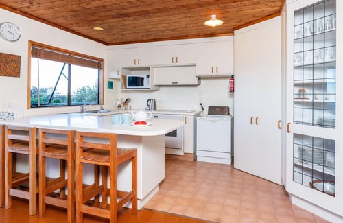 Mangawhai Heads Cottage | Talinga Ocean Views - Mangawhai Holiday Home