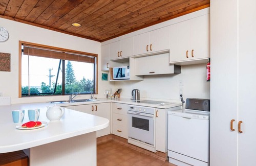 Mangawhai Heads Cottage | Talinga Ocean Views - Mangawhai Holiday Home
