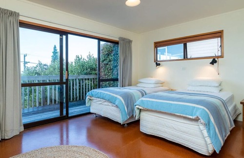 Mangawhai Heads Cottage | Talinga Ocean Views - Mangawhai Holiday Home