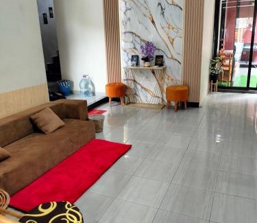 Madiun House | Taman Salak Homestay -5BR Entire House