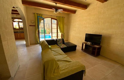 Sannat House | Tan Nanna Tropical Farmhouse with spacious pool
