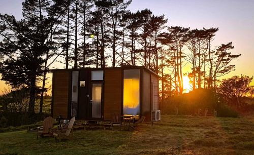 Midhirst House | Taranaki Creekside KIWI by Tiny Away