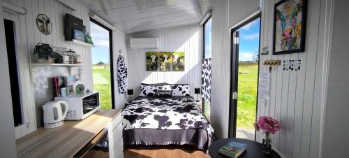 Midhirst House | Taranaki Creekside KIWI by Tiny Away