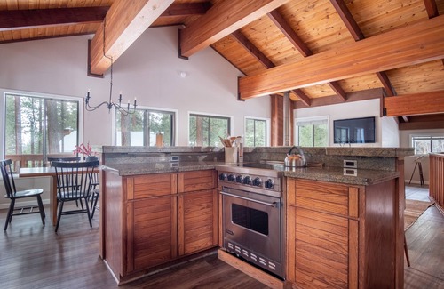 Incline Village Cabin | Tarly by AvantStay | 5mins To Diamond Peak Skiing w/Hot Tub in Incline Village