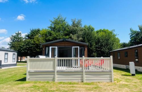Allerthorpe House | Tarn Lodge with Hot Tub