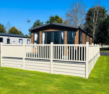 Allerthorpe House | Tarn Lodge with Hot Tub