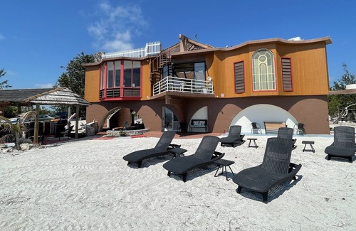 Long Beach Estates Bed & Breakfast | Tarpon deluxe room