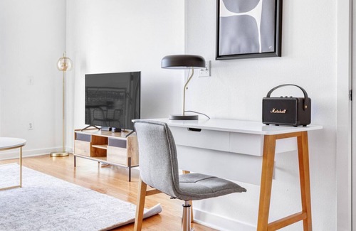 Little Tokyo Apartment | Tasteful Downtown 1BR w/ Pool, W/D & Gym, near Museums, by Blueground