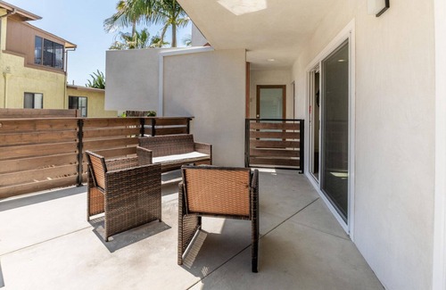 Redondo Beach Apartment | Tasteful Redondo Beach 2BR, walk to Shops & Restaurants, by Bluueground