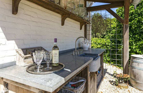 Ouddorp House | Tastefully decorated holiday home with an outdoor kitchen in Ouddorp, close to the beach and the sea.