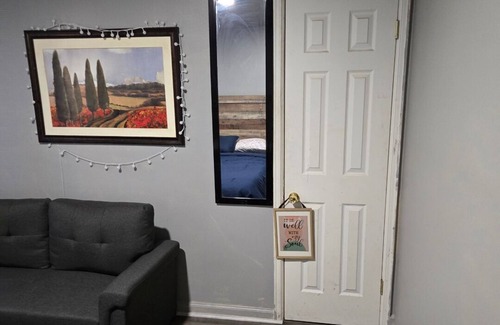 Dearborn Heights House | Tawheed House is a 3-bedroom house in lovely Redford with WiFi, AC.and more.
