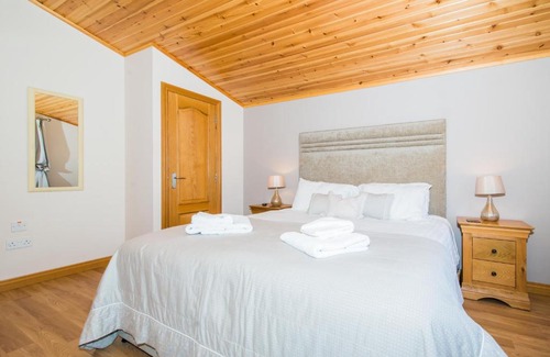 Cupar House | Tawny Lodge with Hot Tub near Cupar Fife