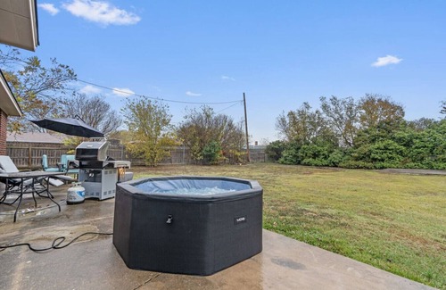 Taylor House | Taylor Rodeo, Jacuzzi, Spacious Yard, Games, 5.6 miles 9 minutes drive time to Samsung Austin Semiconductor