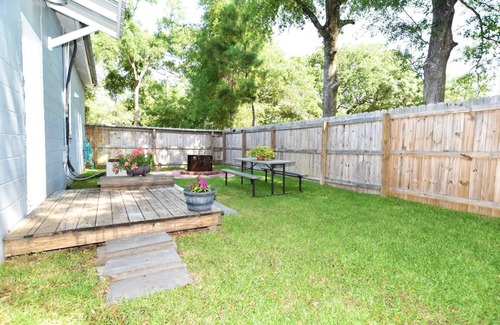 Charleston House | Teal Door Inn-With Fire Pit!