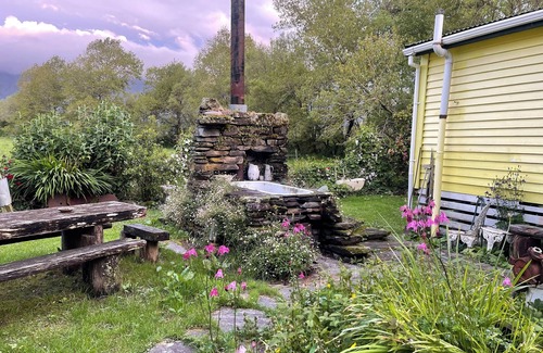 Hari Hari Cottage | Teapot Cottage (50's time-warp)