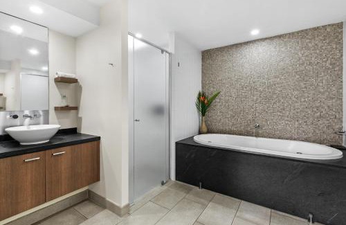 Palm Cove Apartment | Temple 304 Modern Spacious Palm Cove Resort