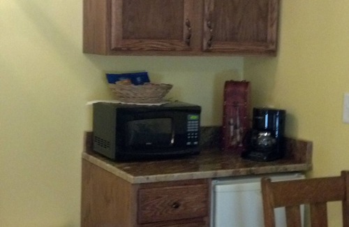 Whiteside Cabin | Tennessee River Bed and Breakfast Retreat! Lakefront! No Fees!