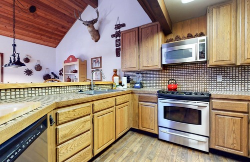 Mammoth Lakes Condo | Tennis Village 14 Pet-Friendly, Spacious, Comfortable, Great Complex Amenities by RedAwning