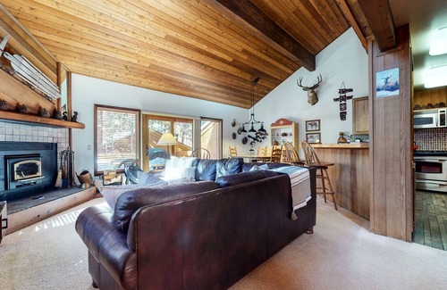 Mammoth Lakes Condo | Tennis Village 14 Pet-Friendly, Spacious, Comfortable, Great Complex Amenities by RedAwning